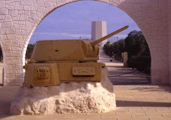 monumento al carrista nel deserto