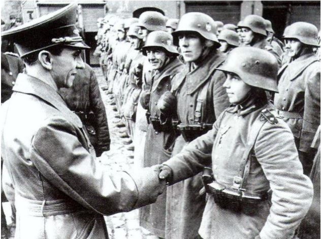 Goebbels decora un ragazzo della Hitlerjugend