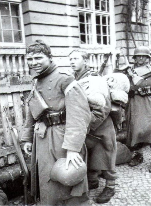 Giovani della Hitlerjugend durante combattimenti in Slesia